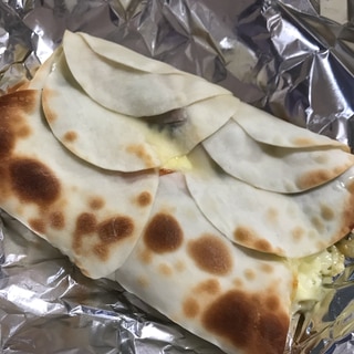 餃子の皮でハムチーズブリトー